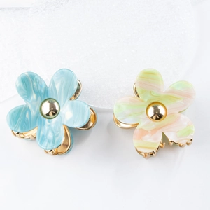 Coppia di fermagli per capelli a fiore marmorizzato con elegante base in metallo dorato