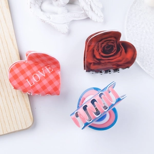 Trois pinces à cheveux de 6cm avec motifs de cœur, fleurs de rose et marbre bleu