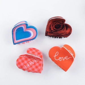 Lot de quatre pinces à cheveux en forme de cœur avec motifs roses et carreaux Love