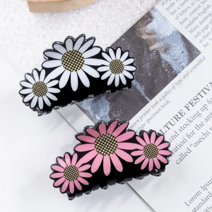 Lot de deux grandes pinces à cheveux en PVC avec marguerites blanches et roses sur base noire