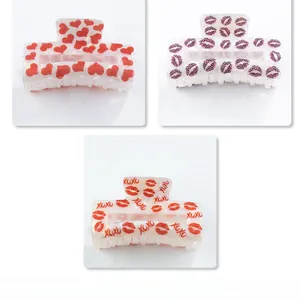 Trois pinces à cheveux rectangulaires en PVC de 8cm avec cœurs rouges et motifs XOXO