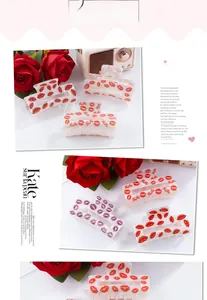 Détail de pinces à cheveux en PVC avec motifs lèvres rouges et XOXO pour la Saint-Valentin