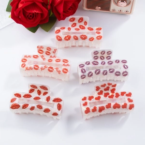 Lot de cinq pinces à cheveux motifs lèvres et cœurs rouges dans un décor romantique