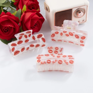 Lot de trois pinces à cheveux blanc cassé avec motifs lèvres rouges et lettrage XOXO