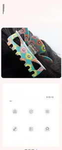 Détail d'une grande pince à cheveux de 8,6 cm avec imprimé floral sur longs cheveux noirs