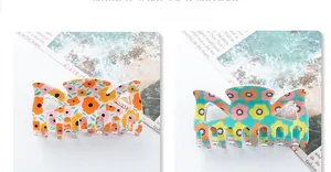 Vue macro détaillée de grandes pinces à cheveux à nœuds avec motifs floraux blanc et cyan