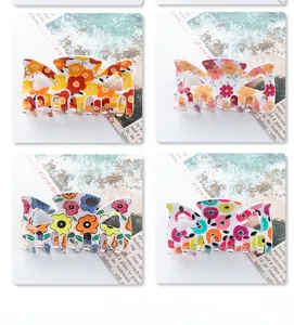 Détails de quatre pinces à cheveux à motifs floraux colorés avec une finition brillante
