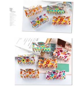 Vue détaillée des pinces à cheveux à motifs floraux avec diverses combinaisons de couleurs
