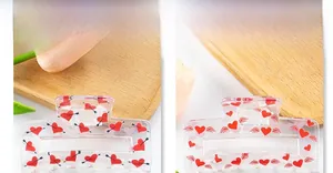Dettagli di cuori rossi e ali su fermacelli per capelli in PVC trasparente da 8 cm per San Valentino
