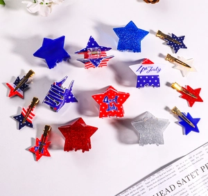 Gros plan sur les pinces à cheveux étoiles du 4 juillet en acrylique avec paillettes