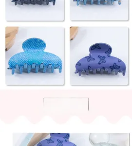 Détails des pinces à cheveux à motifs floraux et papillons avec des vagues bleues