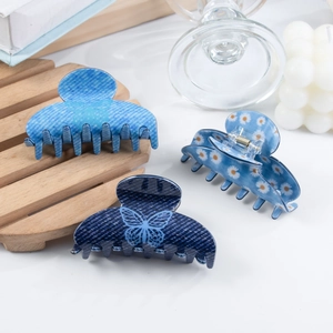 Lot de trois pinces à cheveux en PVC avec motifs floraux et papillons texture denim