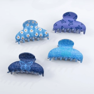 Lot de quatre pinces à cheveux de 7 cm en PVC bleu avec motifs fleurs et papillons