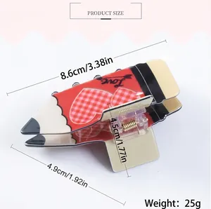 Détail montrant les dimensions de la pince à cheveux crayon rouge avec motif de cœur Love
