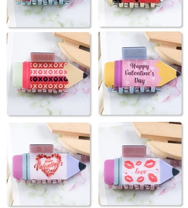 Gros plan de pinces à cheveux en forme de crayon avec motifs de la Saint-Valentin