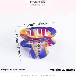 Vue détaillée d'une mini pince à cheveux en acrylique marbré avec mesures de 4,5 cm