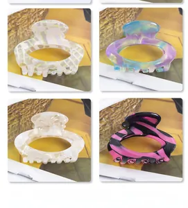 Détails de quatre mini pinces à cheveux aux motifs zébrés, marbrés et à carreaux