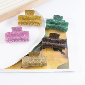 Lot de cinq pinces à cheveux rectangulaires à paillettes en couleurs assorties sur plateau