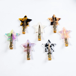 Set aus 7 bunten Haarspangen in Sternform aus Acetat mit goldenen Entenschnabelclips