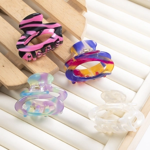 Lot de quatre pinces à cheveux élégantes en acétate aux motifs et couleurs variés