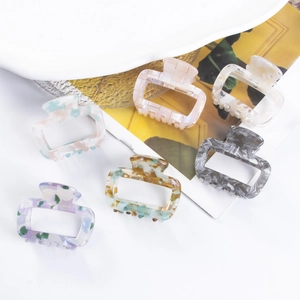 Set mit sechs Vintage quadratischen hohlen PVC-Haarklammern in Marmor- und Schildpattmustern