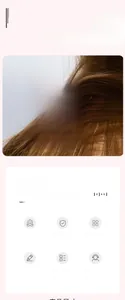 Détail d'une pince à cheveux rouge en forme de cœur XOXO sur de longs cheveux bruns