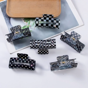 Set of six checkered and leopard print hair claws in acetate finish for women