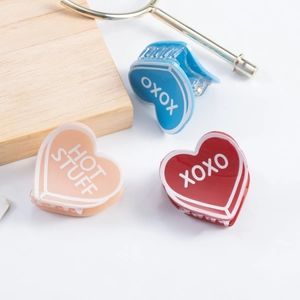 Pinces à cheveux cœur aux couleurs acidulées avec motifs XOXO en bleu, rose et rouge