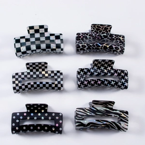 Set of 6 checkered and leopard print hair claws with iridescent laser finish