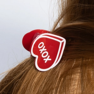 Pince à cheveux XOXO en forme de cœur rouge et blanc au design acrylique élégant