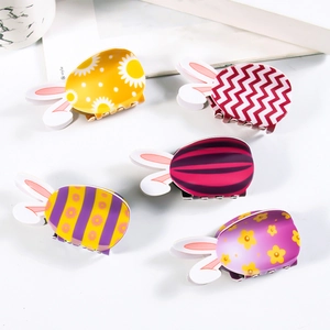 Set mit fünf süßen PVC-Hasenohr-Haarspangen mit bunten Blumen- und Streifenmustern