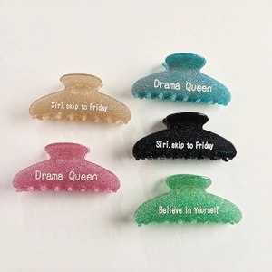 Cinq pinces à cheveux en acrylique pailleté avec textes Drama Queen et Believe in Yourself