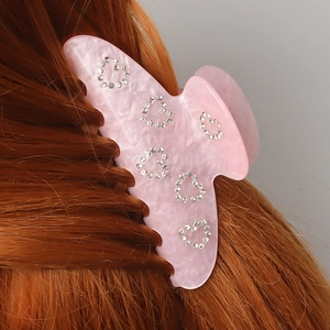 Pince à cheveux rose marbré avec motifs cœurs en strass, taille 8cm, portée