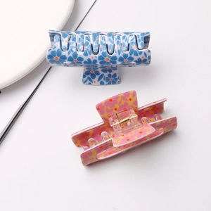Floral print 8cm PVC hair claws in light blue and pink for elegant women's hairstyling