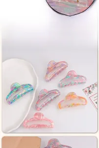 Détail de la pince à cheveux dégradée multicolore avec finition en résine brillante