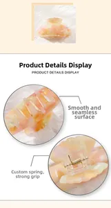 Dettaglio della molletta per capelli colorata con denti lisci e molla in metallo rinforzata