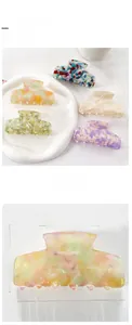 Détail de grandes pinces à cheveux en acétate de 8,5 cm avec dimensions et motifs marbrés