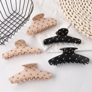 Five 10cm acrylic hair claws in beige and black with diamond lattice texture design