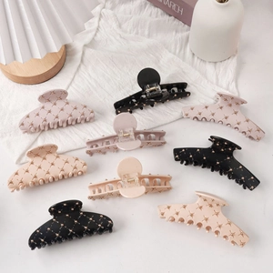 Set of 10cm acrylic hair claws with diamond studs and elegant quilted pattern texture