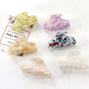 Lot de six pinces à cheveux colorées en acétate avec motifs floraux et marbrés variés