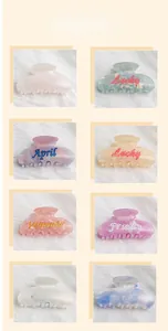 Vue détaillée de huit pinces à cheveux en acrylique coloré avec motifs de lettres 3D