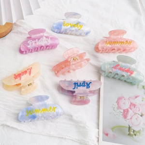 Pinces à cheveux en acétate coloré à motif marbré avec diverses lettres anglaises
