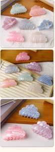 Détail rapproché de pinces à cheveux nuage irisées avec motif à carreaux coloré