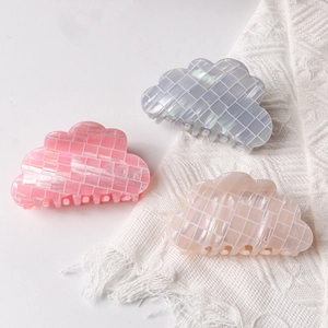 Trois élégantes pinces à cheveux nuage à carreaux en rose, bleu et crème