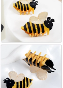Détails de la pince à cheveux en forme d'abeille avec rayures et ailes perlées