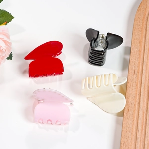 Lot de quatre pinces à cheveux cœur de luxe avec strass en rouge noir rose et beige