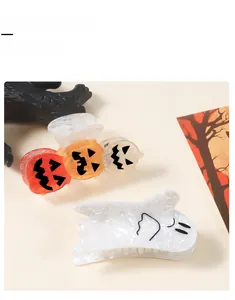 Détails de pinces à cheveux d'Halloween avec citrouilles oranges et un fantôme blanc