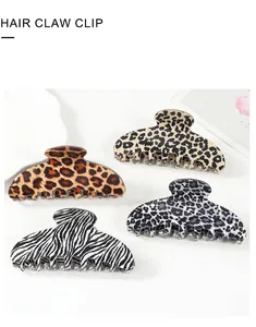 Détail de quatre pinces à cheveux aux motifs animaliers variés comme léopard et zébrure