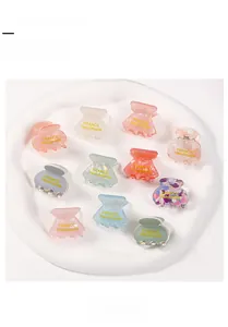 Détails de mini pinces à cheveux colorées en acrylique dans un plat en céramique