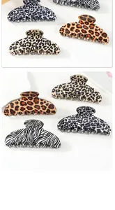 Détails de grandes pinces à cheveux en acrylique avec motifs animaliers variés et élégants